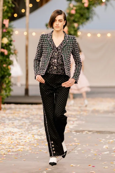 Look 16